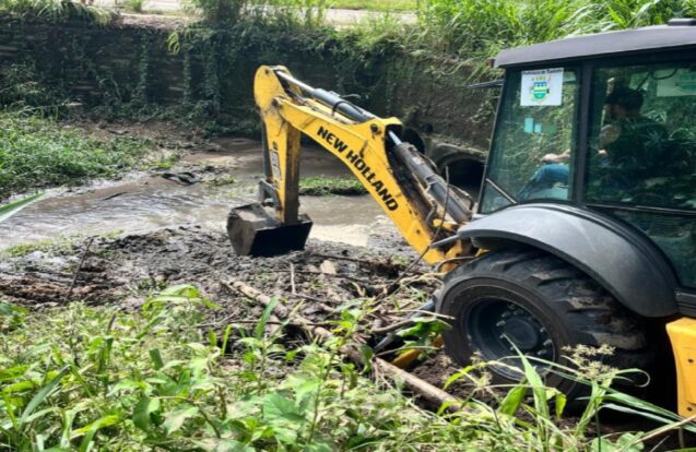 Córrego do Campos Elíseos recebe limpeza após chuva em Taubaté