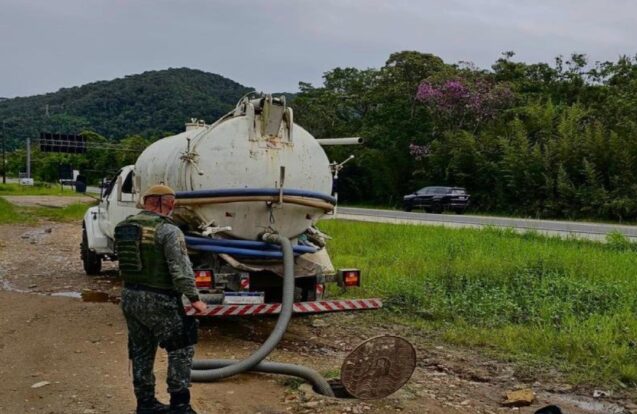 Crime ambiental: caminhão é flagrado despejando esgoto no Rio Tabatinga em Caraguatatuba