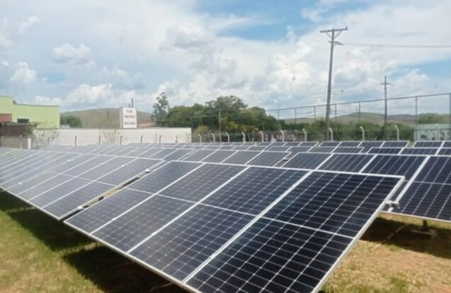 Cruzeiro inaugura usina solar em escola e deve reduzir em até 90% gasto com energia