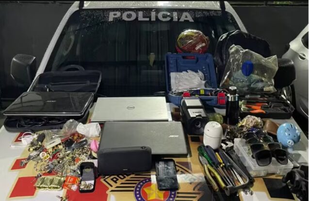 Dupla é presa suspeita de furtar casas e carro em Pindamonhangaba