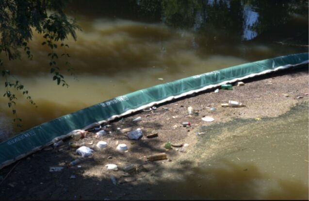 Ecobarreira retira lixo de ribeirão e ajuda a proteger o meio ambiente em Guaratinguetá