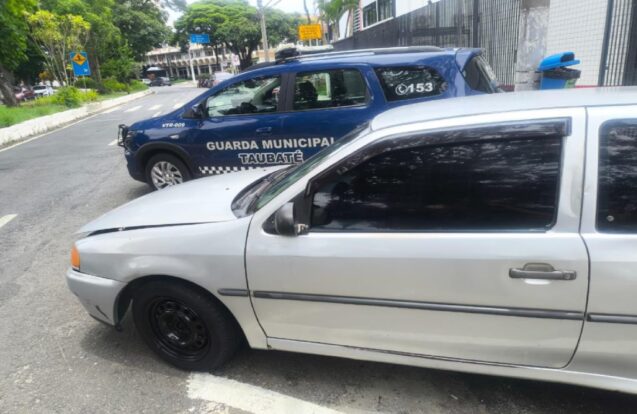 GCM de Taubaté apreende carro com placa adulterada por fita isolante