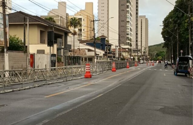 Guaratinguetá começa a montar estruturas do Carnaval 2026 na Avenida Presidente Vargas