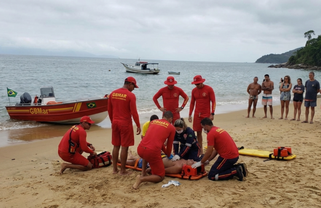 Homem morre após passar mal no mar em Ilhabela