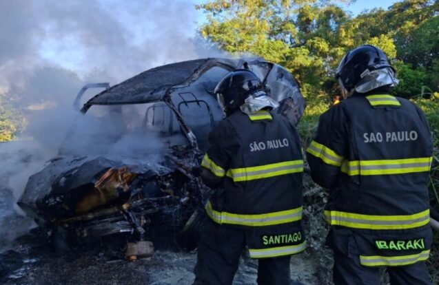 Incêndio em carro após acidente com ônibus na Rio-Santos em São Sebastião