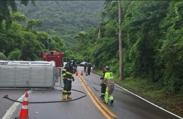 Kombi tomba na Rio-Santos e deixa quatro pessoas feridas em São Sebastião