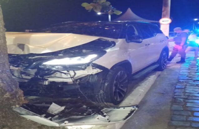 Motorista foge da polícia, sobe na calçada e acaba preso em Ilhabela