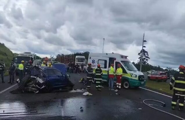 Motorista morre e passageira fica ferida em capotamento na Carvalho Pinto, em Jacareí