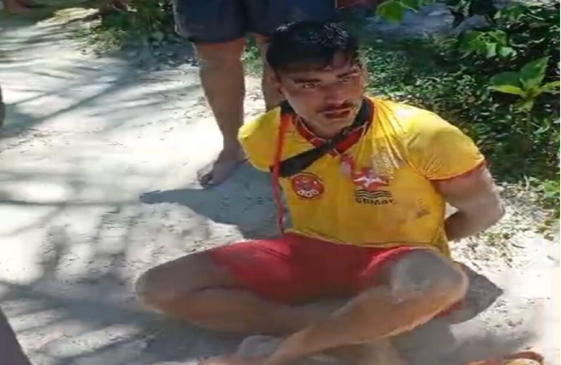 PM abre investigação sobre policiais que algemaram guarda-vidas em Ubatuba