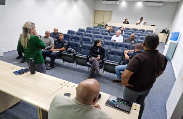 Pinda reforça operação para retirar fios soltos e cabos inutilizados dos postes