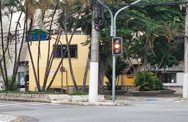 Taubaté amplia semáforos em amarelo piscante durante a madrugada