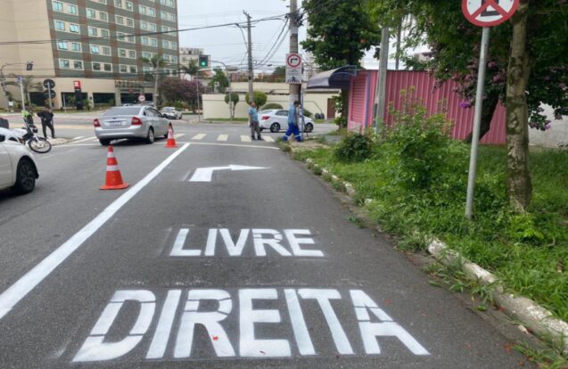 Taubaté começa a liberar conversão à direita e instala novas placas nos semáforos