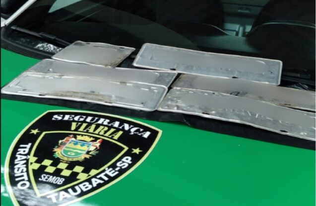 Taubaté encontra placas de veículos perdidas após as chuvas