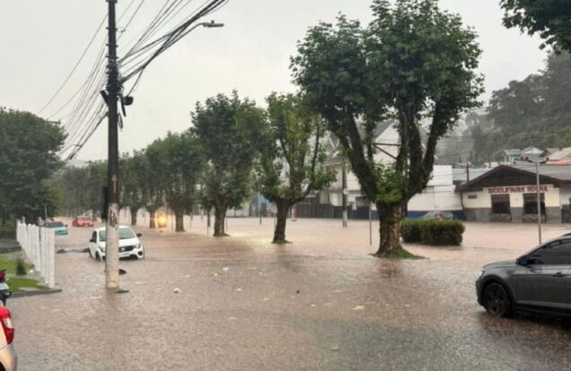 Temporal despeja mais de 80 mm de chuva em pouco mais de uma hora em Campos do Jordão