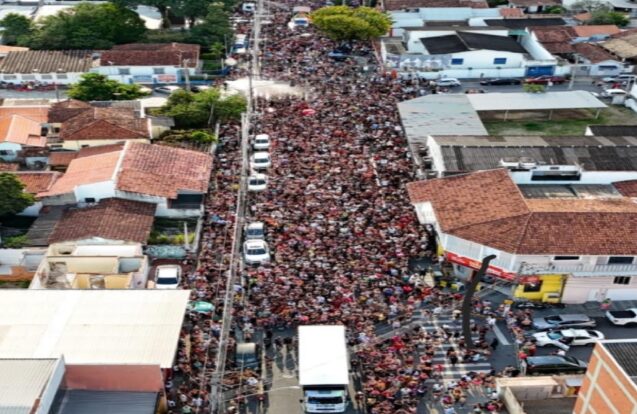 Bloco do Barbosa reúne multidão no encerramento do Carnaval em Pindamonhangaba