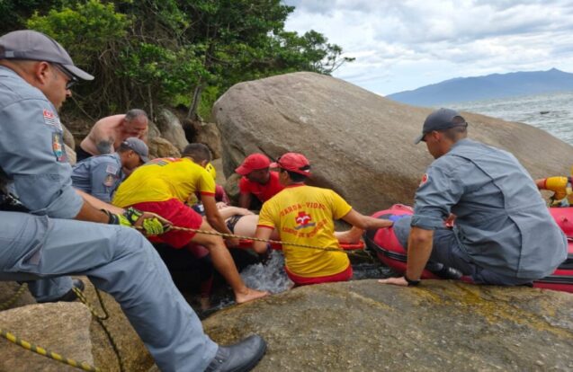 Bombeiros socorrem vítima de mal súbito na Pedra do Jacaré, em Caraguatatuba