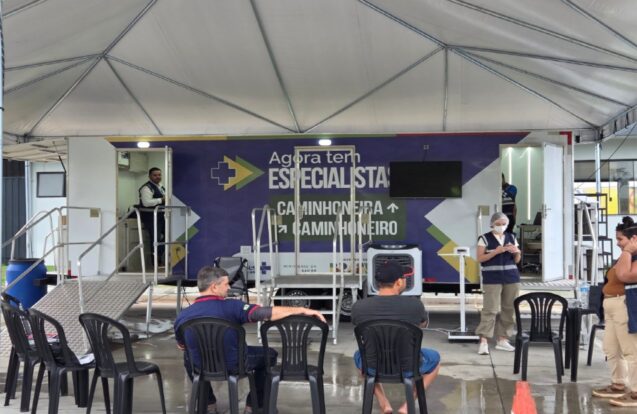Caminhoneiros recebem atendimento de saúde em PPD da Dutra, em Pindamonhangaba