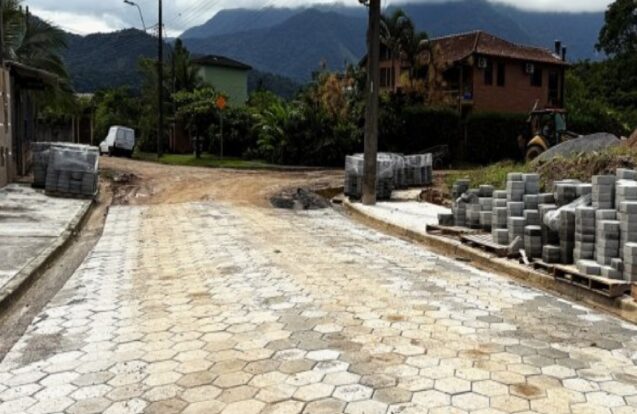 Caraguatatuba inicia pavimentação no Capricórnio II