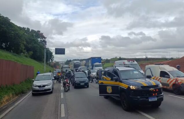 Carga gigante trava Dutra e gera 19 km de lentidão em São José dos Campos