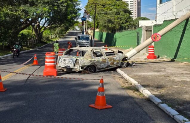 Carro bate em poste, pega fogo e deixa dois feridos em Caçapava