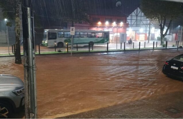 Chuva forte causa alagamentos e deslizamentos em Campos do Jordão