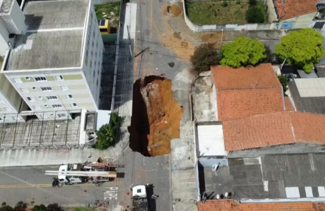 Cratera volta a ceder e aumenta na Zona Sul de São José dos Campos
