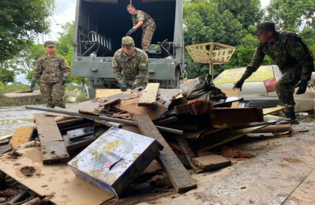 Exército apoia ações de limpeza em Taubaté após fortes chuvas