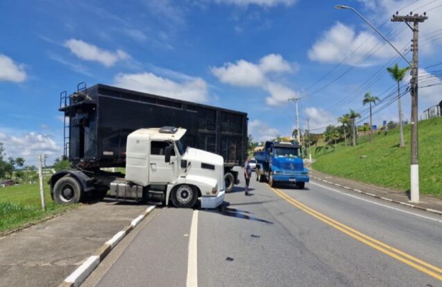 Falha mecânica em caminhão provoca acidente na entrada de Pindamonhangaba