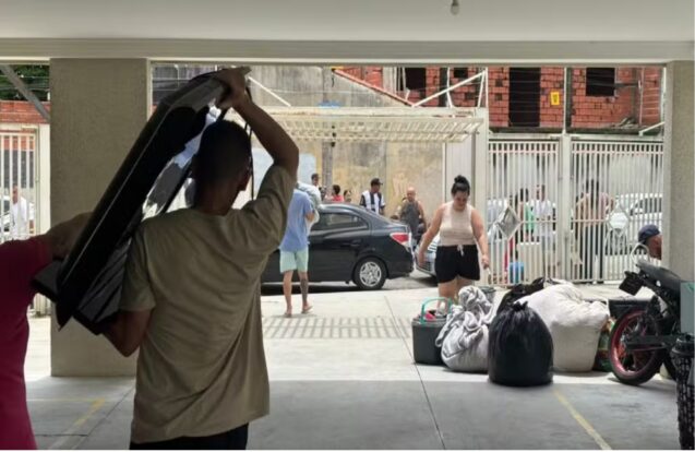 Moradores de prédio interditado retiram pertences após cratera em São José dos Campos