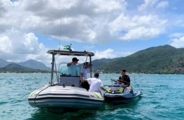 ð Operação fiscaliza motos aquáticas e reforça segurança no mar em Caraguatatuba