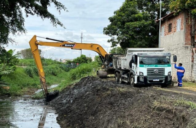 Prefeitura inicia desassoreamento de córrego no bairro Hércules Masson, em Taubaté