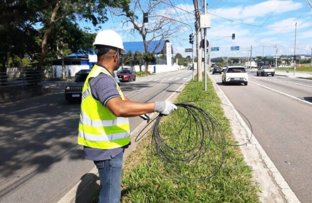 Prefeitura multa concessionária por fiação solta em São José dos Campos
