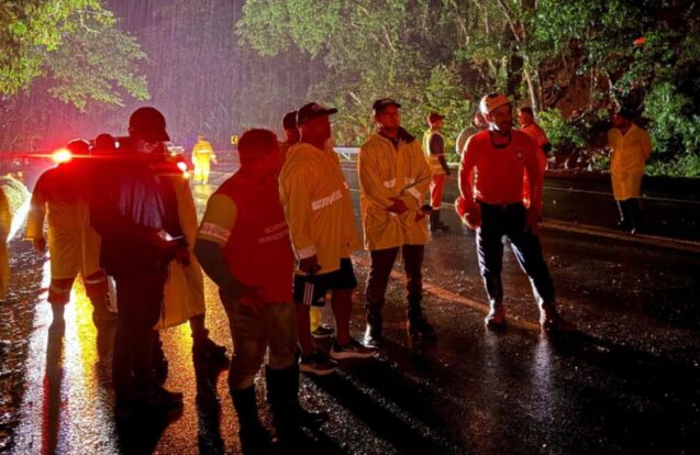 Queda de barreira interdita trecho da Rio-Santos e libera ônibus em comboio em São Sebastião