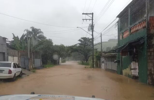 Rio Buquira transborda e alaga ruas no bairro dos Freitas em São José