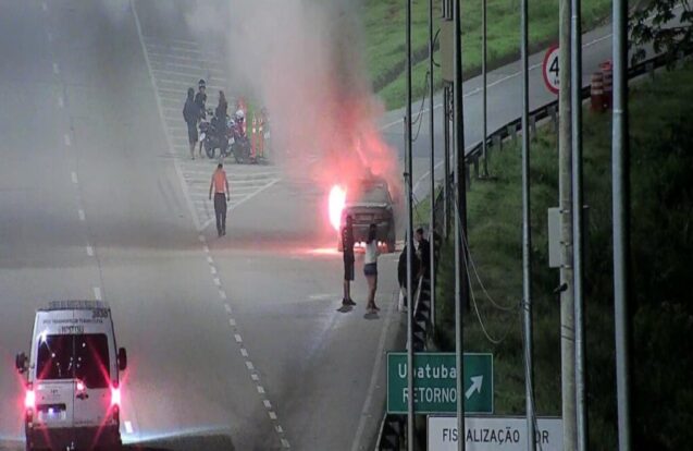 Carro pega fogo na Rodovia dos Tamoios em Caraguatatuba
