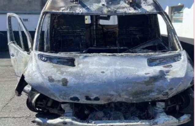 Criminosos invadem base da Dutra em Roseira, roubam ambulância e incendeiam veículo