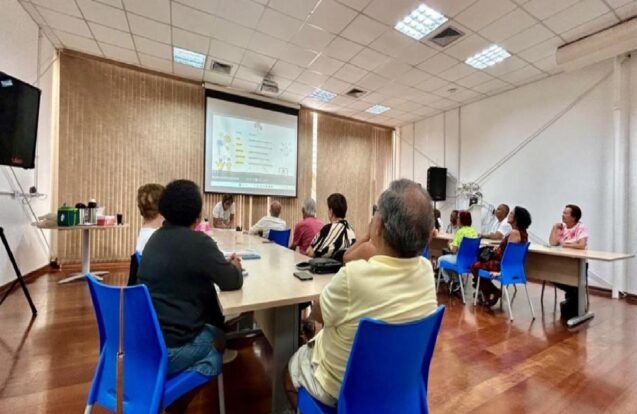 Curso gratuito ensina idosos a usar celular e aplicativos em São José dos Campos