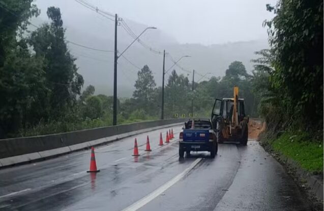 Deslizamento de terra interdita trecho da Rodovia dos Tamoios em Caraguatatuba