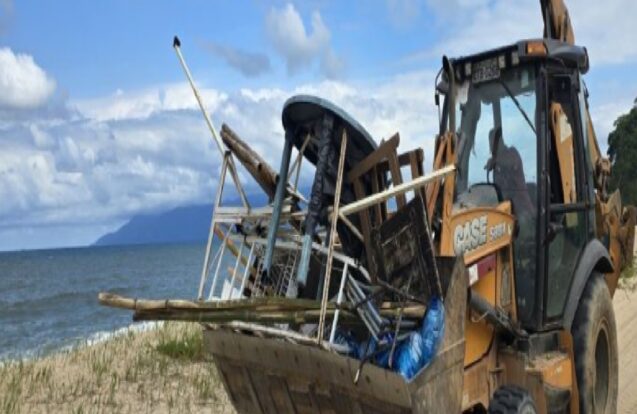 Fiscalização apreende objetos de ambulantes irregulares na Lagoa Azul em Caraguatatuba