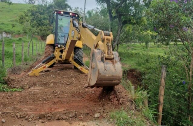 Guaratinguetá faz reparos em estradas rurais após chuvas fortes