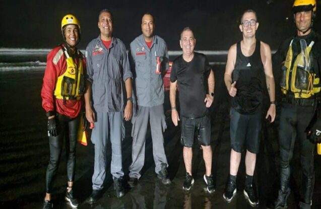 Pai e filho são resgatados após ficarem ilhados em praia de Ubatuba