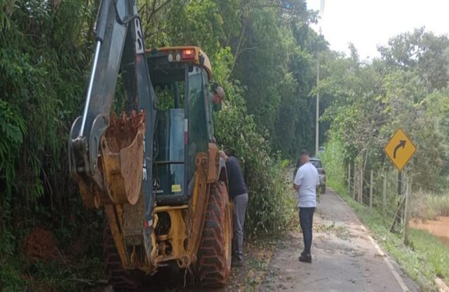 Pindamonhangaba libera estrada após deslizamentos causados pela chuva
