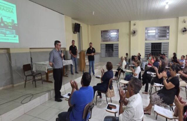 Prefeitura de Pindamonhangaba apresenta programas de moradia em reunião na Paróquia Bom Sucesso