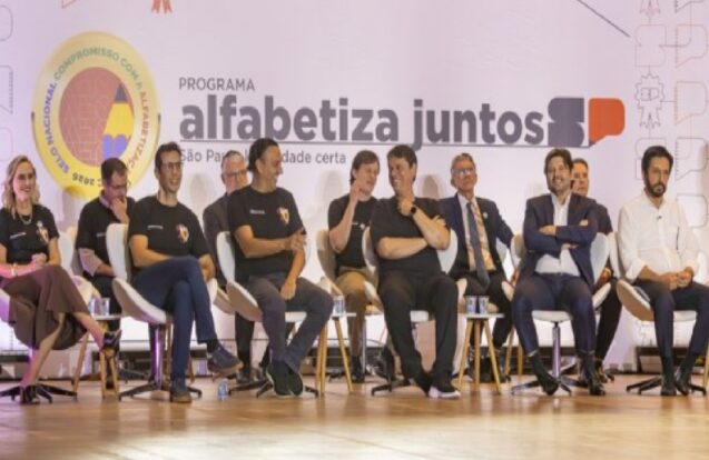 Tarcísio de Freitas e Felicio Ramuth entregam prêmio a São Sebastião