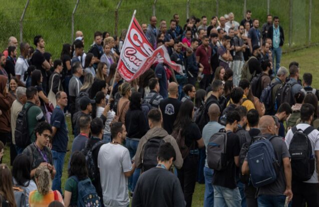 Trabalhadores protestam contra demissões na Ericsson em São José dos Campos