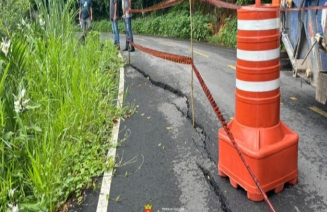 Trecho da Estrada da Picinguaba opera em meia pista em Ubatuba após chuvas