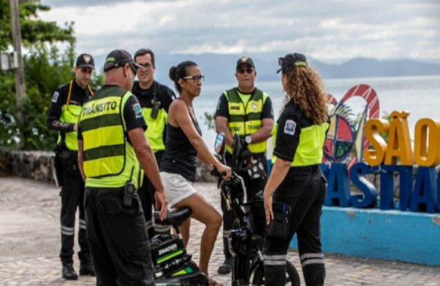 Blitz alerta para uso irregular de bikes elétricas em São Sebastião