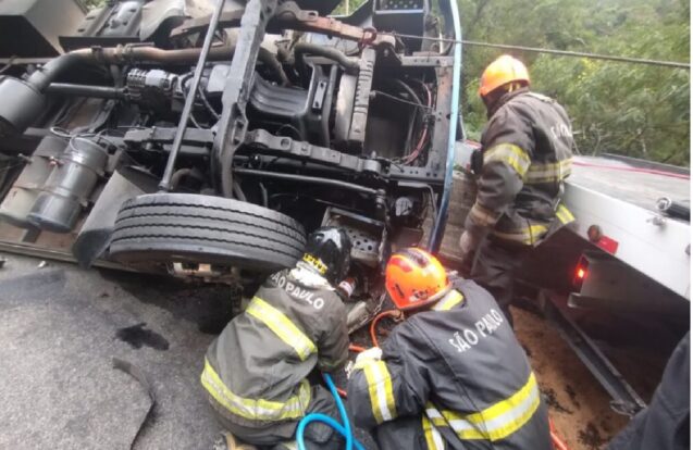 Caminhão tomba na Tamoios e motorista fica preso às ferragens em Caraguatatuba