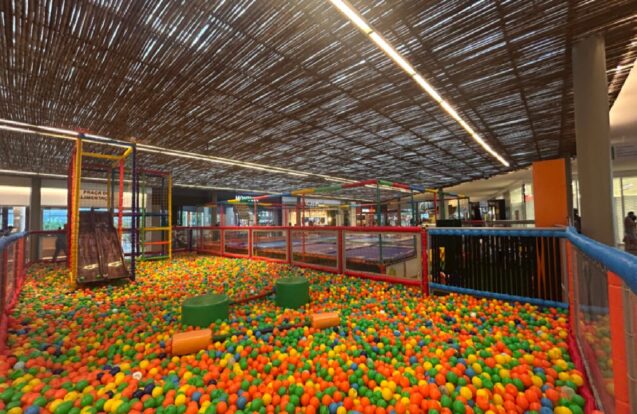 Caraguatatuba ganha atração infantil com pula-pula e piscina de bolinhas no shopping