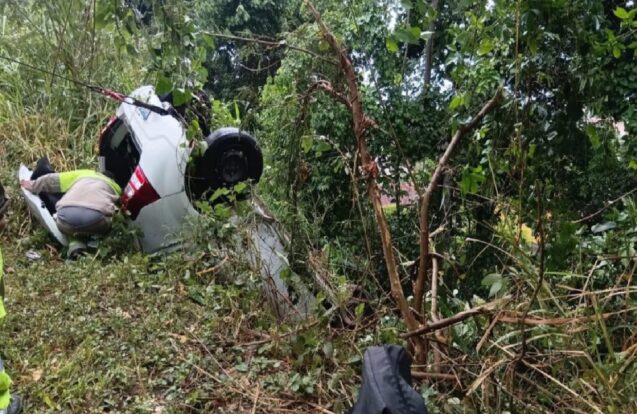 Carro capota e cai em ribanceira na Rio-Santos em São Sebastião